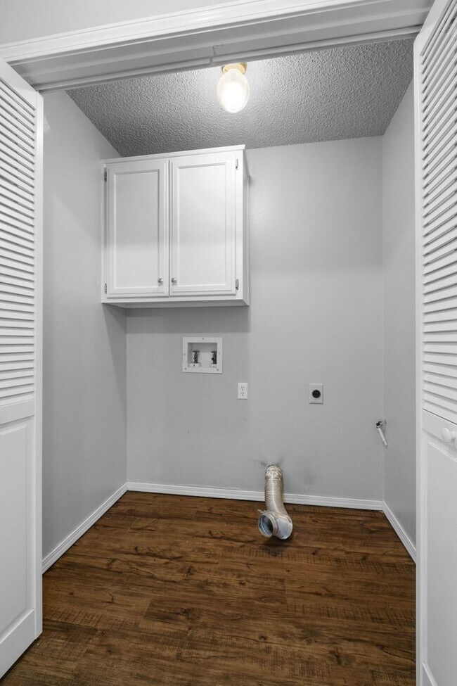 Building Photo - Modern 3-Bedroom Home with Open Kitchen & Fenced Yard