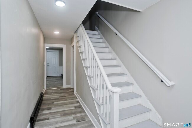 Building Photo - 47 Maple Ave