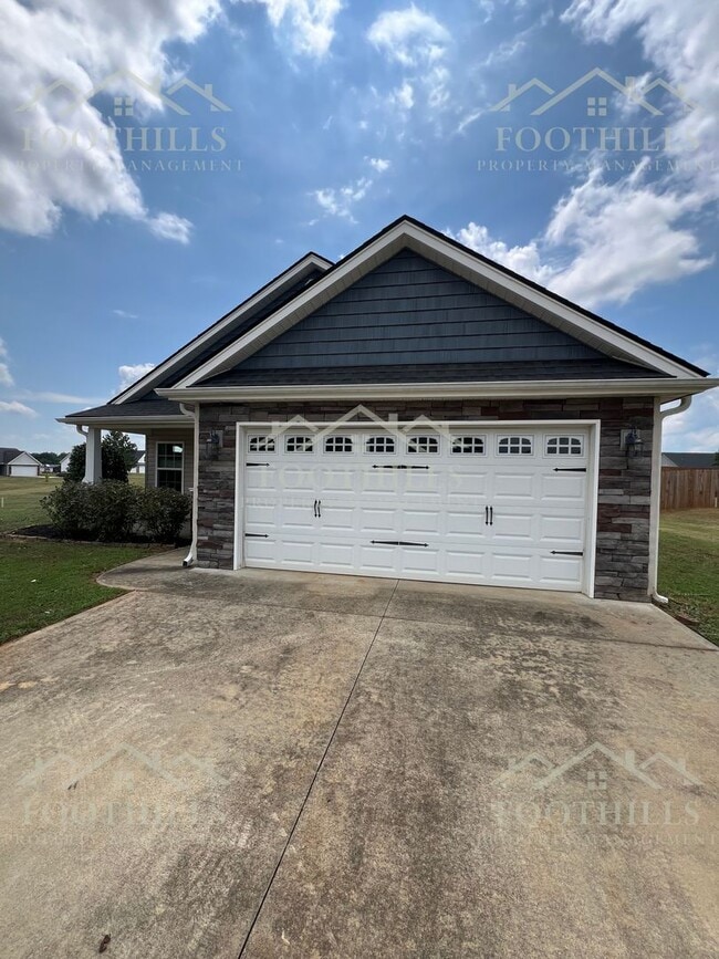 Building Photo - Your Next 3BR Home Awaits – Pets Welcome!
