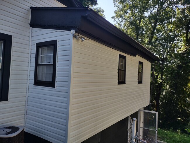 Building Photo - 202 Hillview Ave