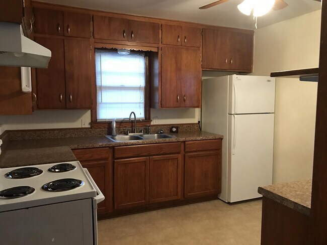 Building Photo - 8126 E Indianapolis St