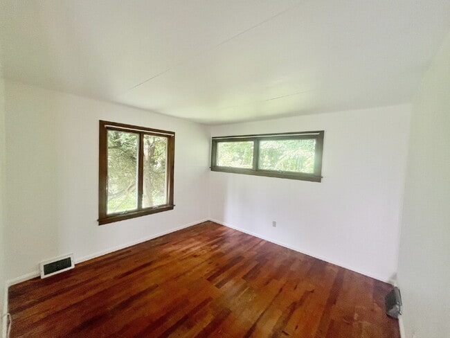 Building Photo - Charming Single Family 2 Bed/1 Bath in Groton!