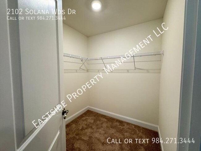 Building Photo - 2102 Solana Wds Dr