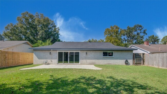 Building Photo - 966 Redway Ln