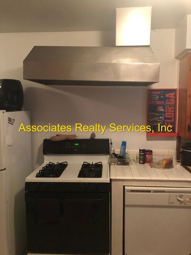 Building Photo - Four Bedroom, 2 bath 2,241 SF