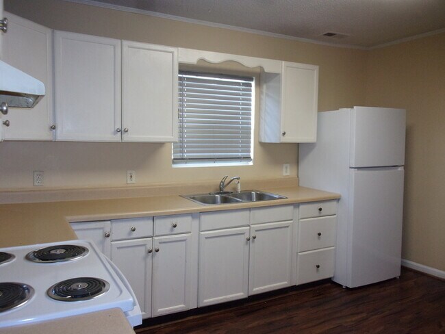 Building Photo - Recently Updated 2 Bedroom 1 Bath Home