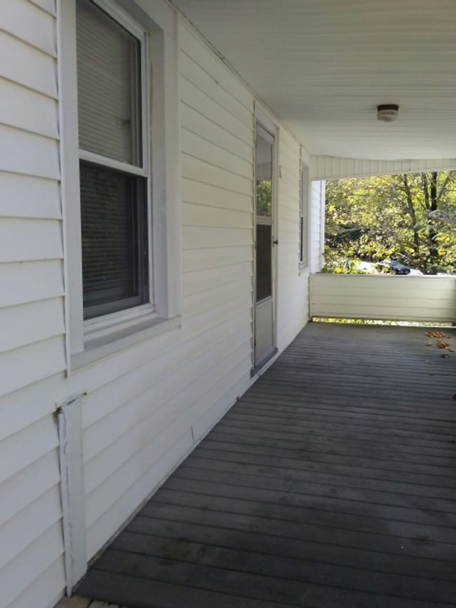 Building Photo - Bungalow Located Just Outside of Town