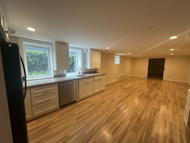 Building Photo - 1126 18th Ave E