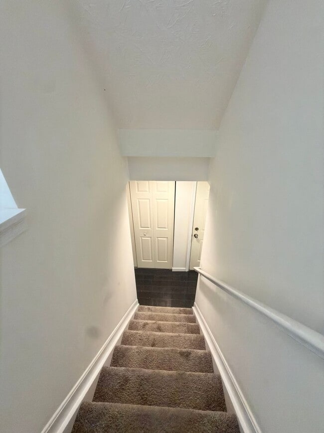 Building Photo - 3-bedroom, 2-bathroom home located in Cincinnati offering a functional layout and practical ameni...