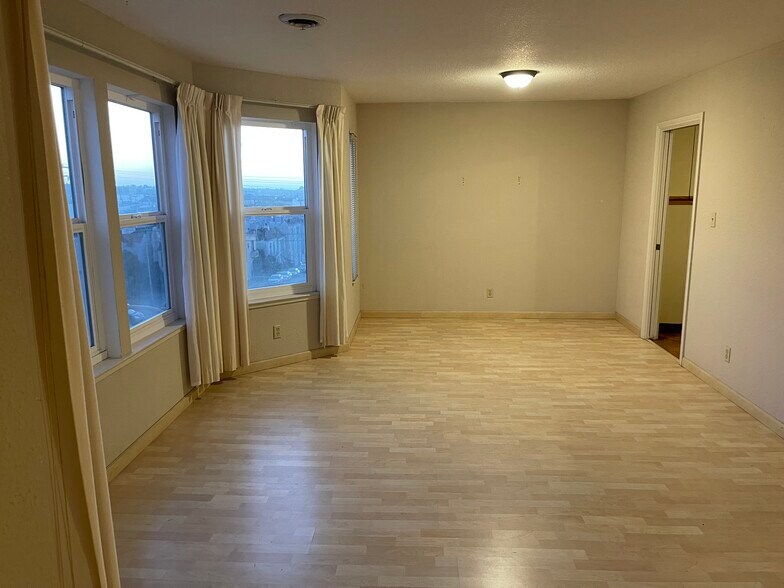 living room - 1120 Judah St