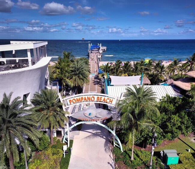 Building Photo - 2801 N Palm Aire Dr