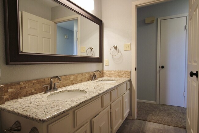 Building Photo - Available Now: Stunning 4-bedroom, 2-bath ...