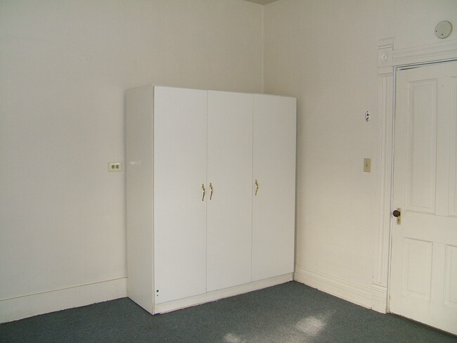 wardrobe in bedroom - 102 S F St