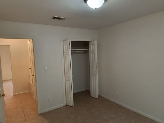 Building Photo - 3395 GreenBriar Triplex