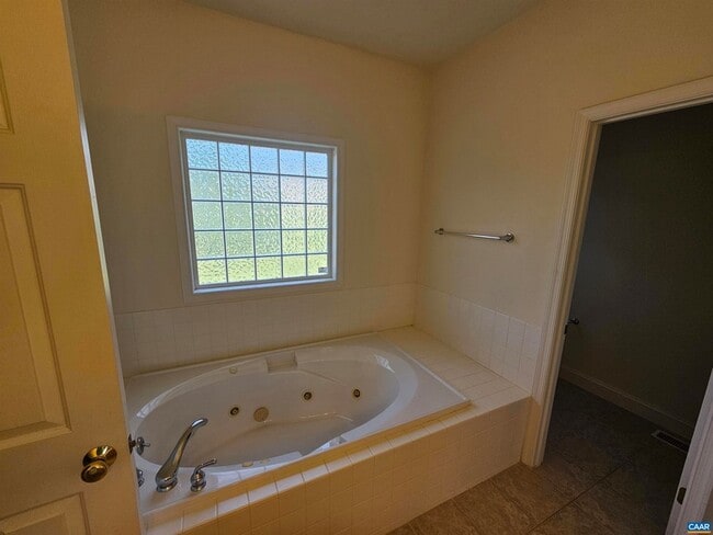 Building Photo - 134 Deerwood Dr