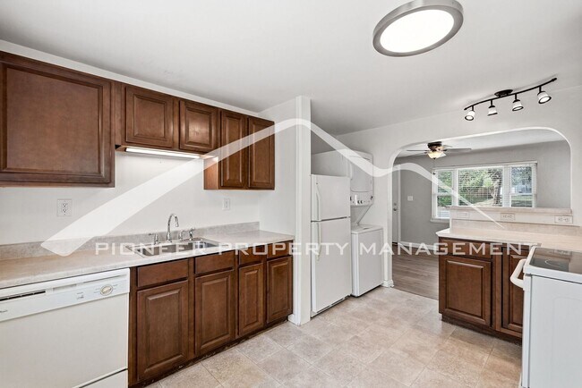 Building Photo - Updated 1/2 Duplex with Washer/Dryer and Fenced Yard