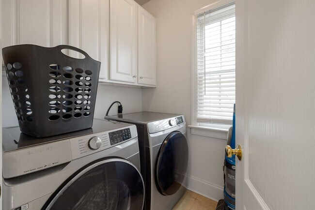 Building Photo - 4 Bed | 2.5 Bath House with Garage
