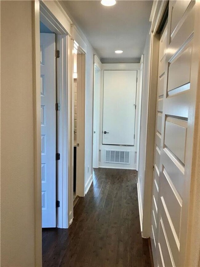 Building Photo - Central Austin / 3 bedroom, 2.5 baths / Mo...