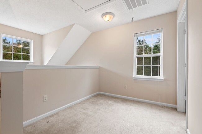 Building Photo - End unit Chapel Hill townhome available ea...