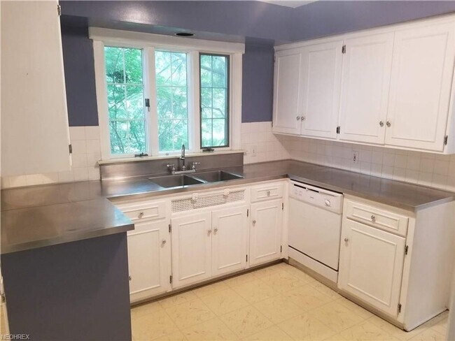 Building Photo - 4 Bed 3.5 Bath in Cleveland Heights - You Don't Want To Miss This!