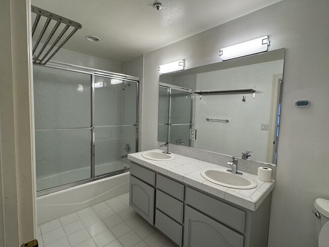 Master Bathroom - 2618 N Vermont Ave