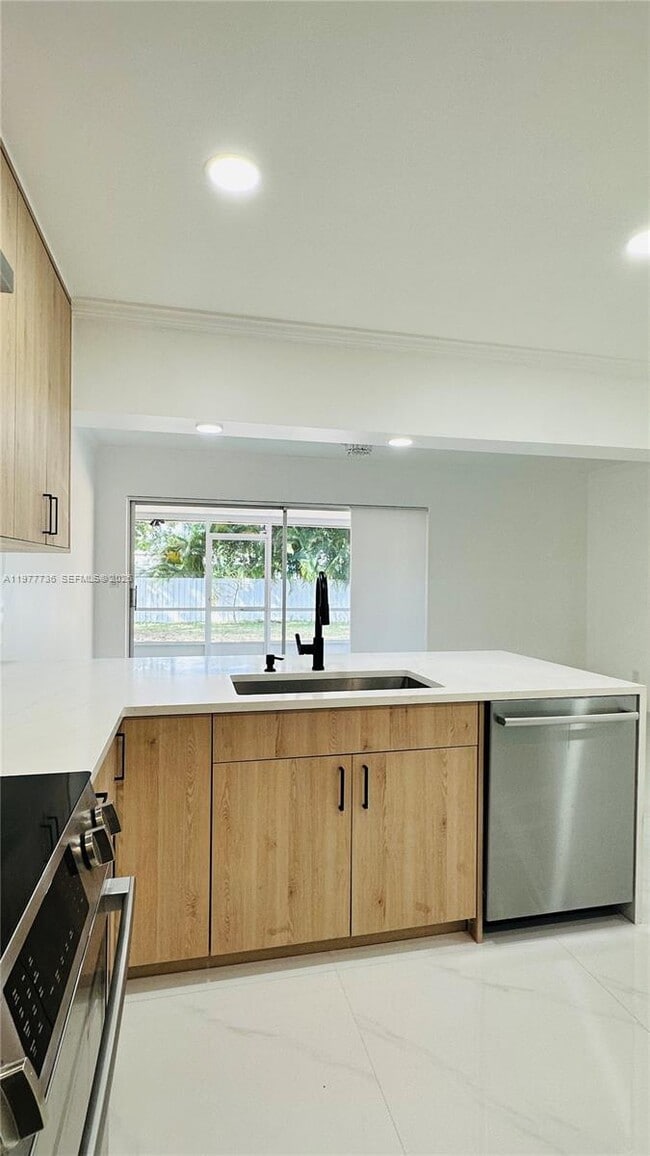 Building Photo - 1675 NE 45th St