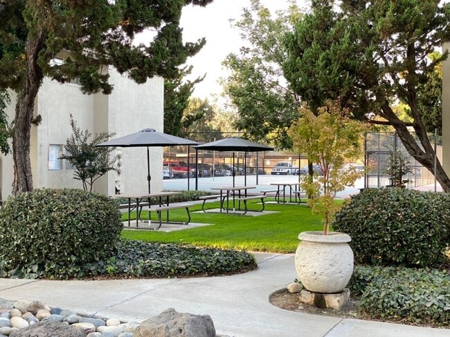 Building Photo - Upgraded 2 bedroom condo in a gated commun...