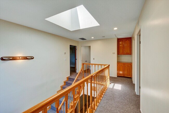 Building Photo - 5-Bedroom Home in Desirable Friendly Hills...