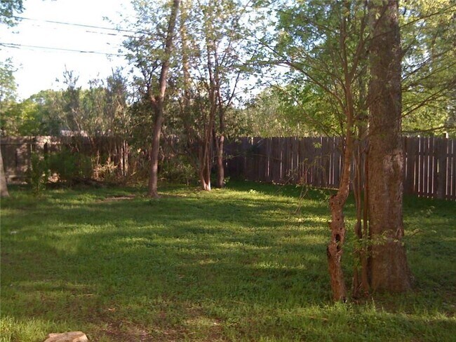 Building Photo - 6900 Manor Rd