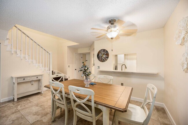 Building Photo - Seasonal or Annual 2 Bedroom, 2.5 Bathroom...