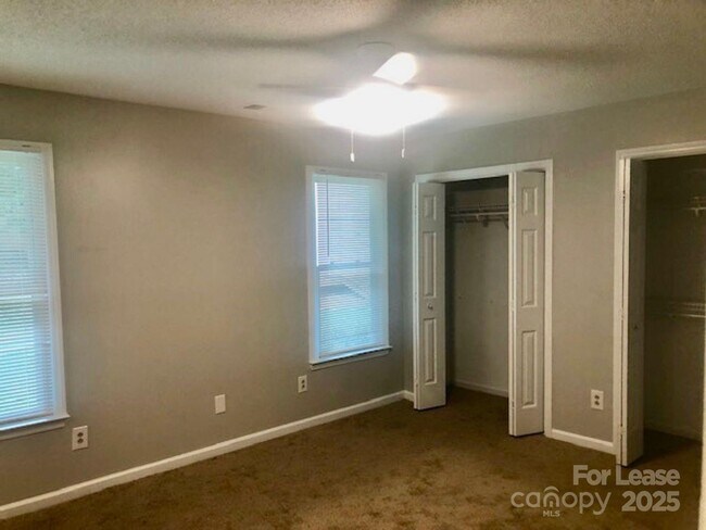 Building Photo - 6613 Farrington Ln