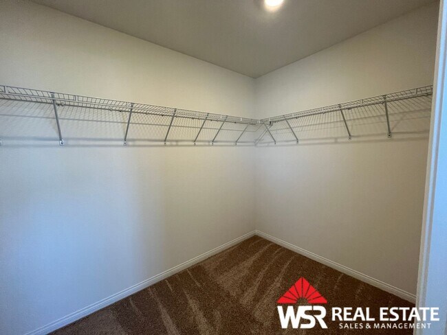 Building Photo - Stunning 6-Bedroom, 3-Bathroom Home for rent in a newer neighborhood