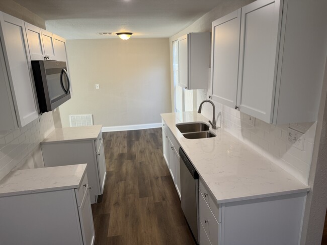 Building Photo - 1557 N Volutsia