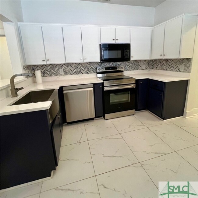 Building Photo - 103 W 51st St