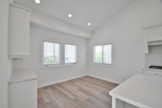 Building Photo - Ocean View 3 Bedroom Like-New Townhome in ...