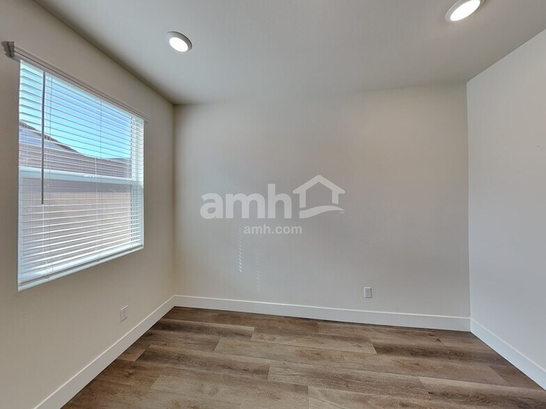 Building Photo - 541 Sacred Lotus Pl