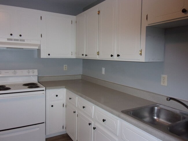 Building Photo - Recently Updated 3 Bedroom 1 Bath Home in ...