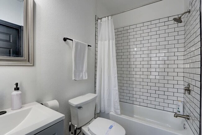 Building Photo - 1925 N Prospect Ave