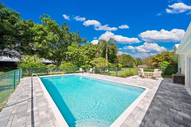 Building Photo - 2416 N W Everglades Blvd