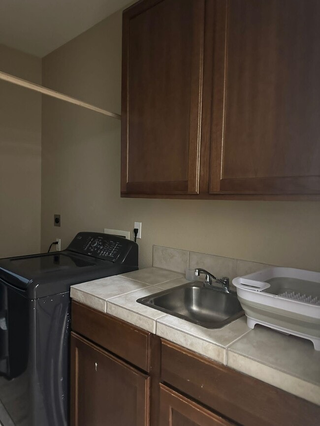 Building Photo - 9813 Sandhill Dr