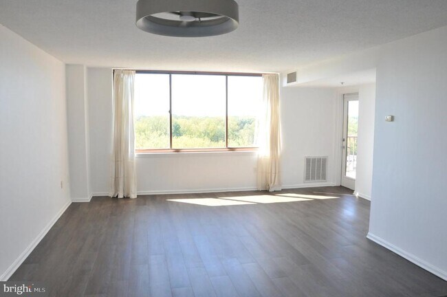Building Photo - 10101 Grosvenor Pl
