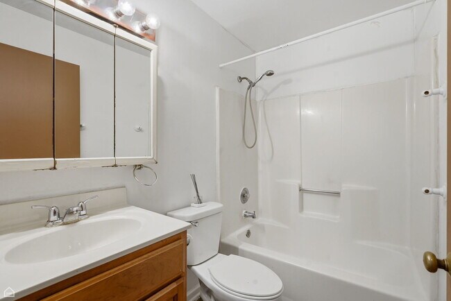 Building Photo - 627 S Virginia Rd