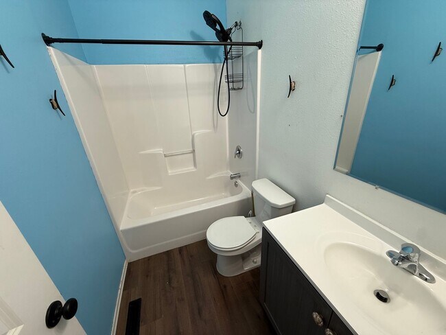 Building Photo - Twin Home for Rent Near Downtown Sioux Falls