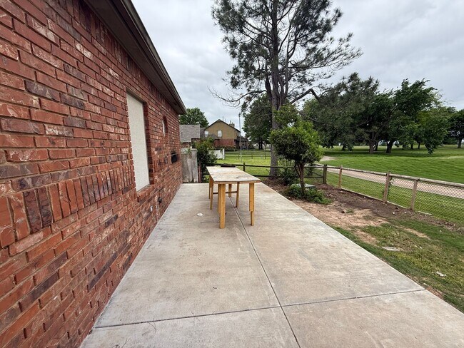 Building Photo - Right On The Green- 3 Bedroom Updated Home on Battle Creek