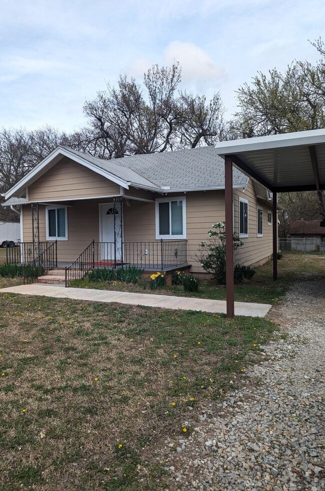 Building Photo - AVAILABLE NOW - $300 OFF 1ST FULL MONTH Modern Remodeled 3BR Home with Bonus Loft & Spacious Livi...