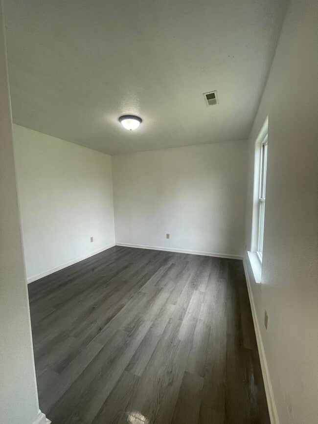Building Photo - Available Now 3 Bedroom 2 Bath home just m...