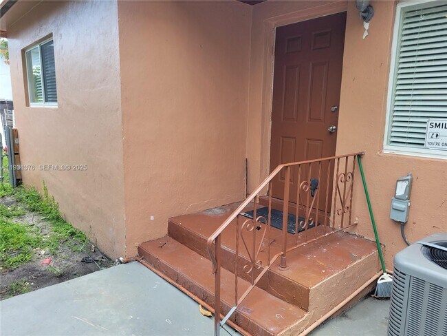 Building Photo - 1830 Monroe St