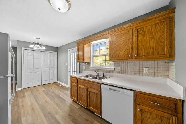 Building Photo - 3 Bedroom Pet Friendly Home For Rent Near Post!