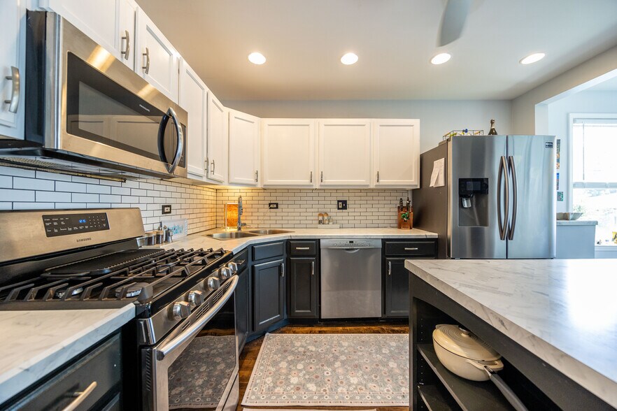 Building Photo - 4836 N Oakley Ave