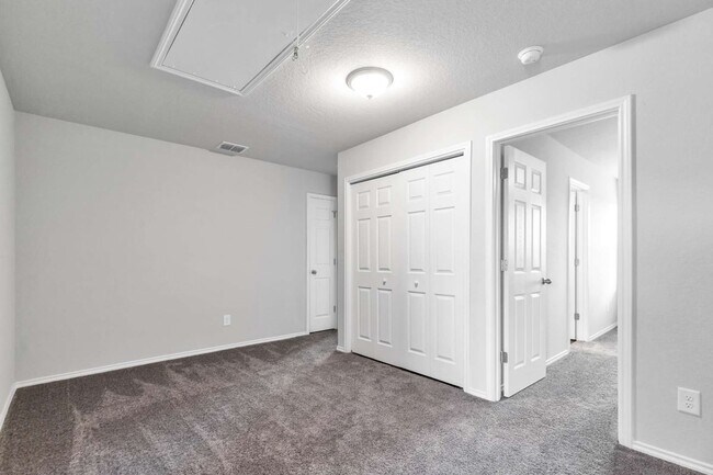 Building Photo - 610 Pleasanton Way